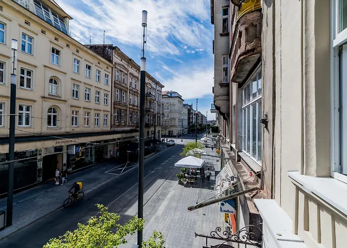 Old Town Bright & Dark 포즈난